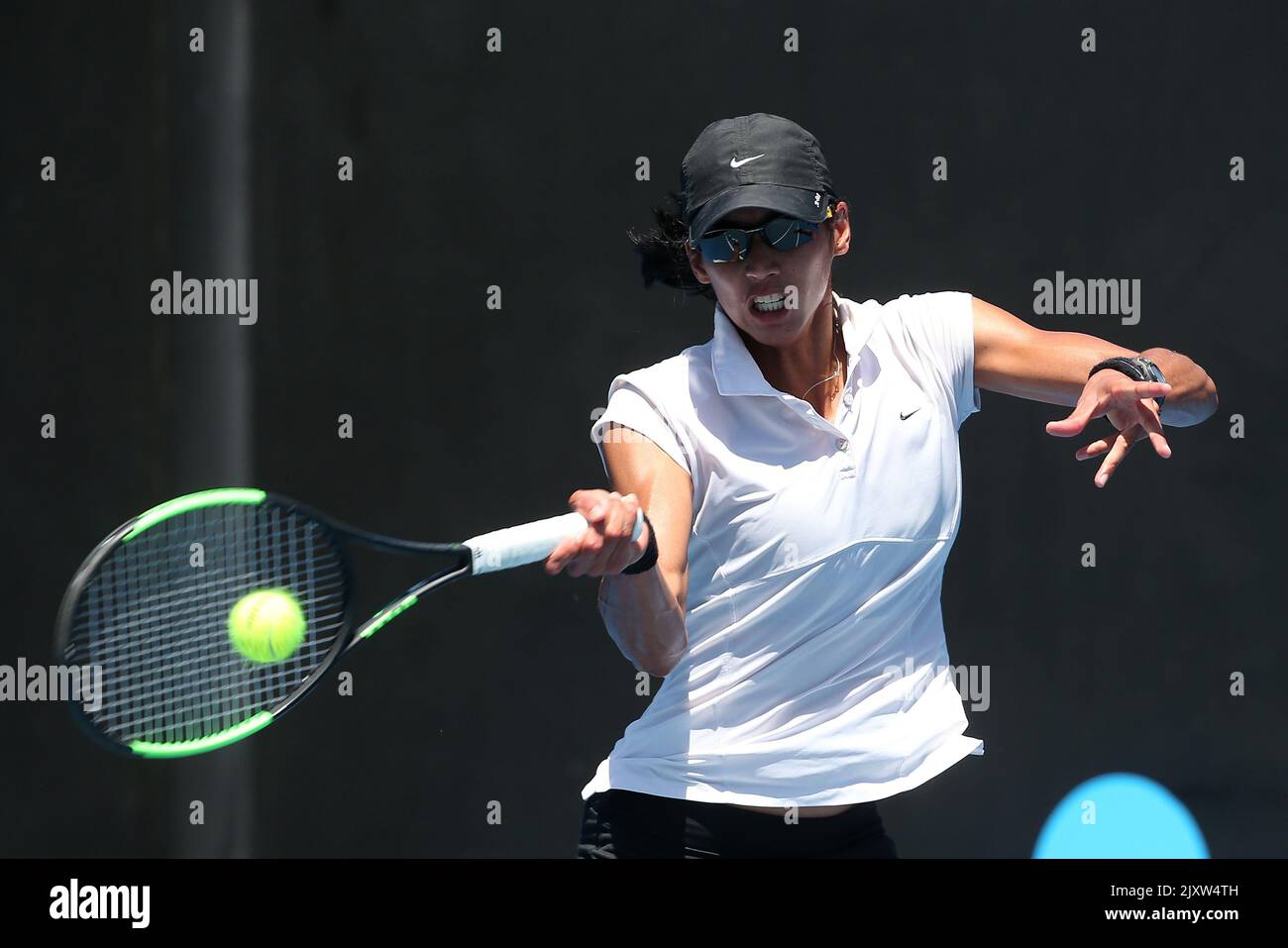 Astra Sharma de Australia en acción contra Priscilla Hon de Australia  durante el primer día del torneo de tenis Abierto de Australia en  Melbourne, el lunes 14 de enero de 2019. (Imagen