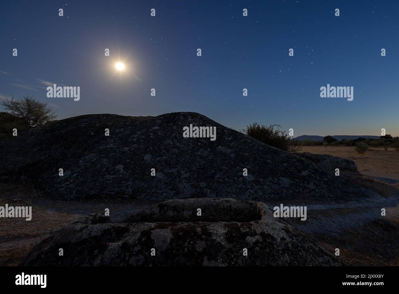 Paisaje nocturno con antiguos grave en los Barruecos Área Natural. España. Foto de stock