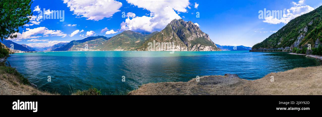Lago pintoresco Lago Iseo, paisaje de belleza natural de Italia. Vista panorámica con la isla de montaña Monteisola. Norte de Italia, provincia de Brescia Foto de stock