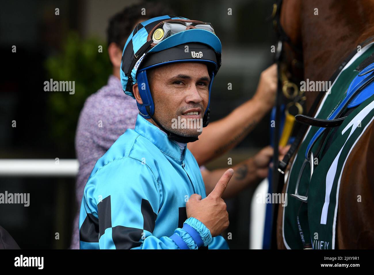 Jockey Michael Walker gestos después de montar Cardiff a la victoria en