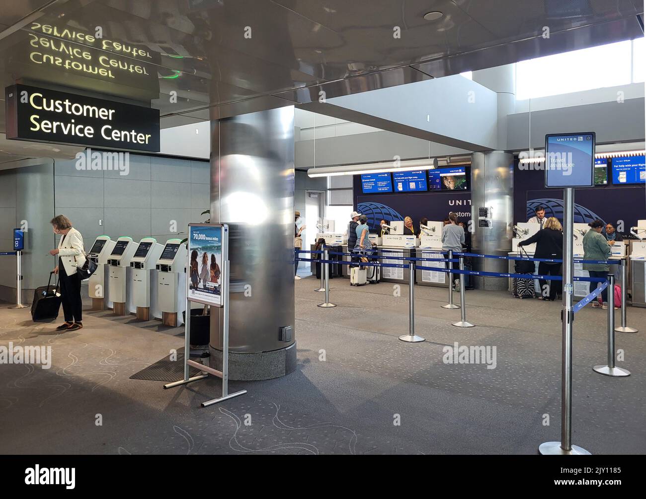 DENVER, CO —6 DE SEPTIEMBRE: Mostradores del Centro de Servicio al Cliente de United Airlines en las puertas de salida de Concourse C en el Aeropuerto Internacional de Denver Foto de stock