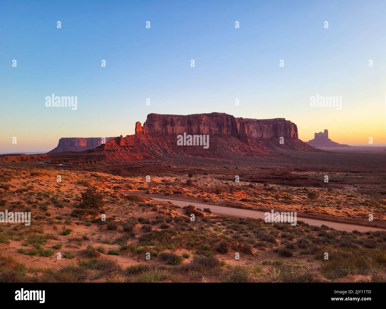 Hermoso amanecer en el Sentinel Mesa en Monument Valley Foto de stock