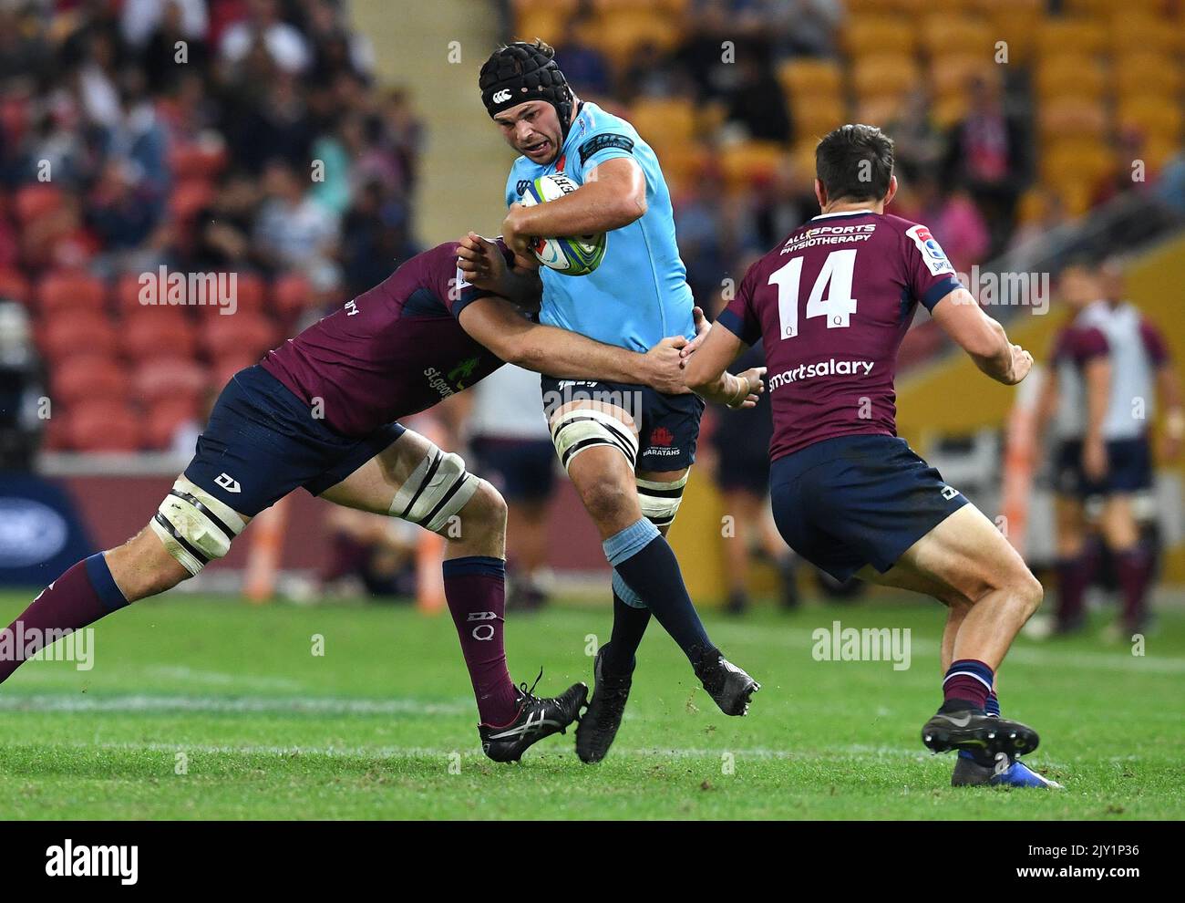 Michael Wells de los Waratah (centro) es visto durante el partido de