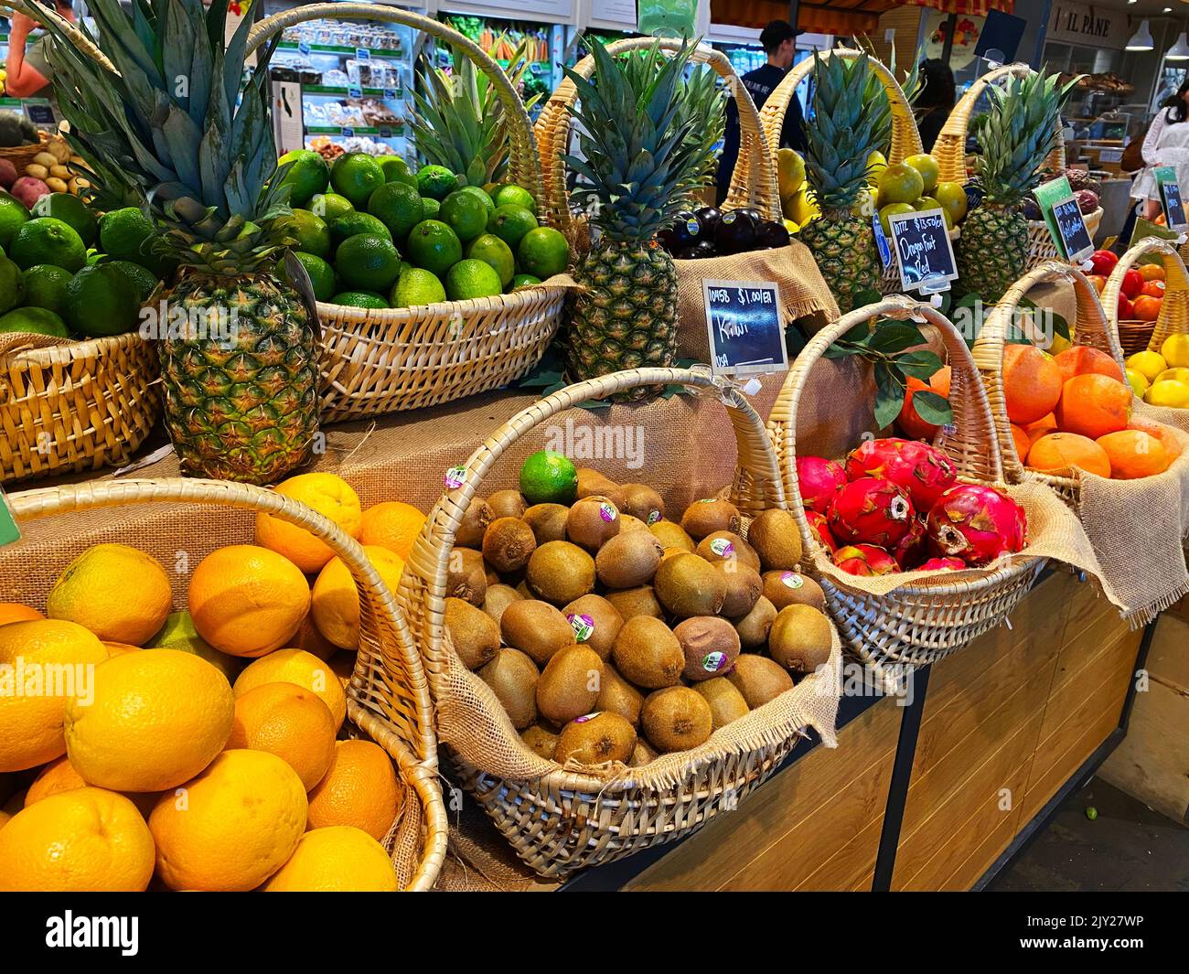 Frutas en canastas en un mercado Foto de stock