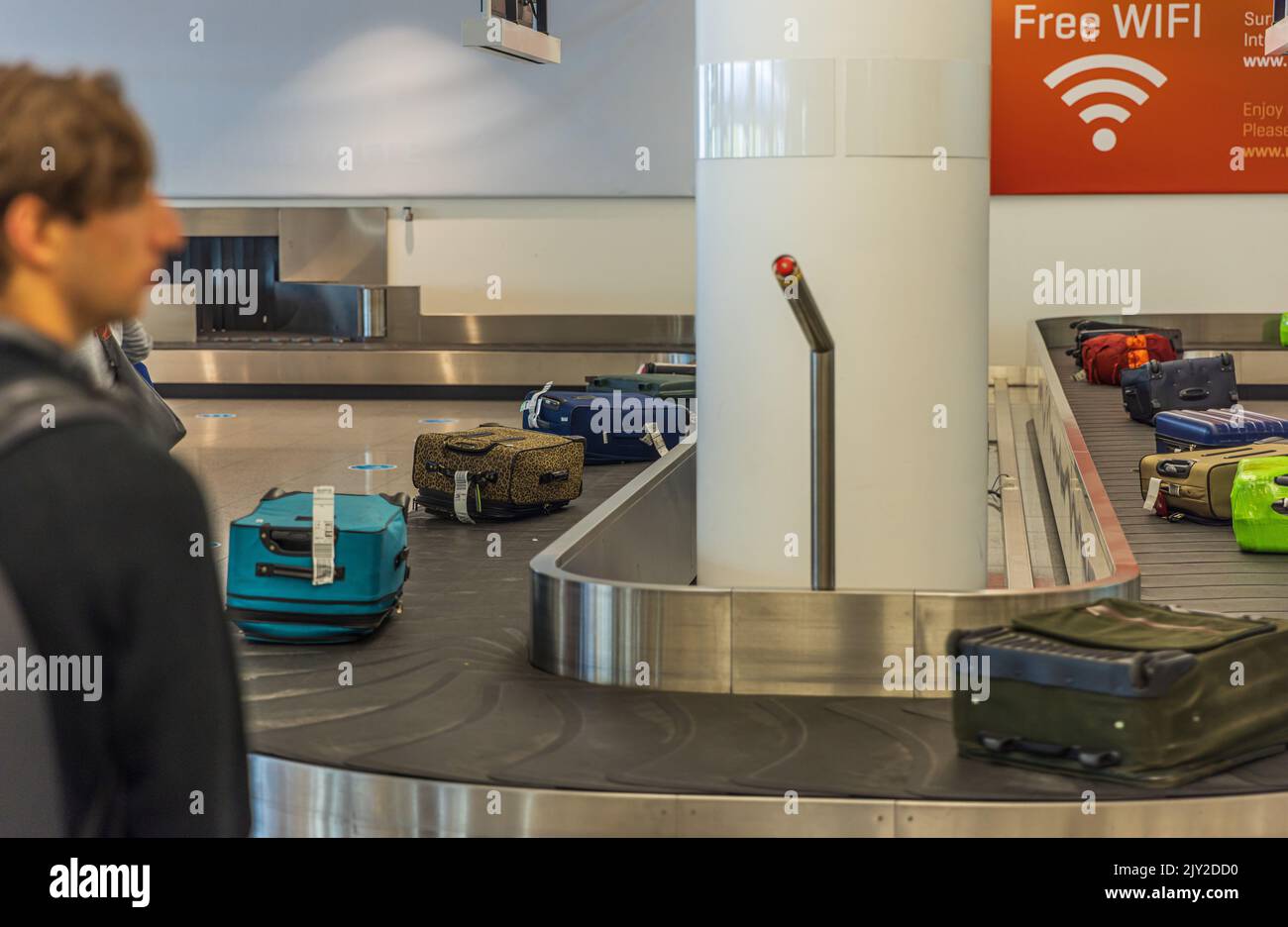 MÚNICH, ALEMANIA - 7 DE SEPTIEMBRE de 2022: Cinturón de recogida de equipajes en el aeropuerto de Múnich, Terminal 2 Foto de stock