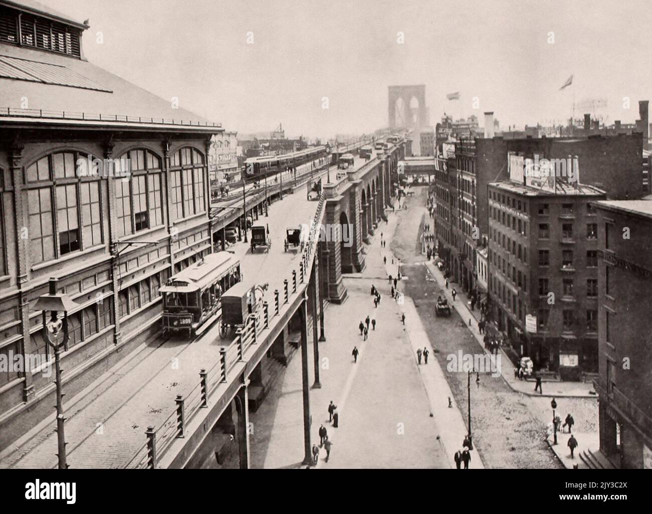 Puente de Brooklyn desde el lado de Nueva York, mostrando Wagon Road, Trolley Line, Elevated Cars, y Promenade Foto de stock