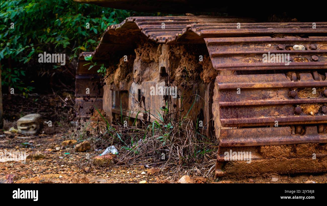 Excavadora abandonada oxidada en el patio de chatarra Foto de stock