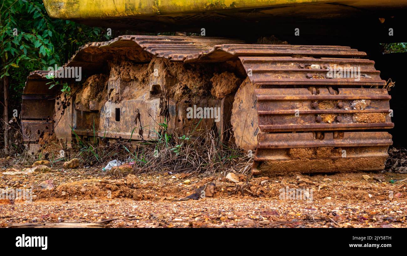 Excavadora abandonada oxidada en el patio de chatarra Foto de stock