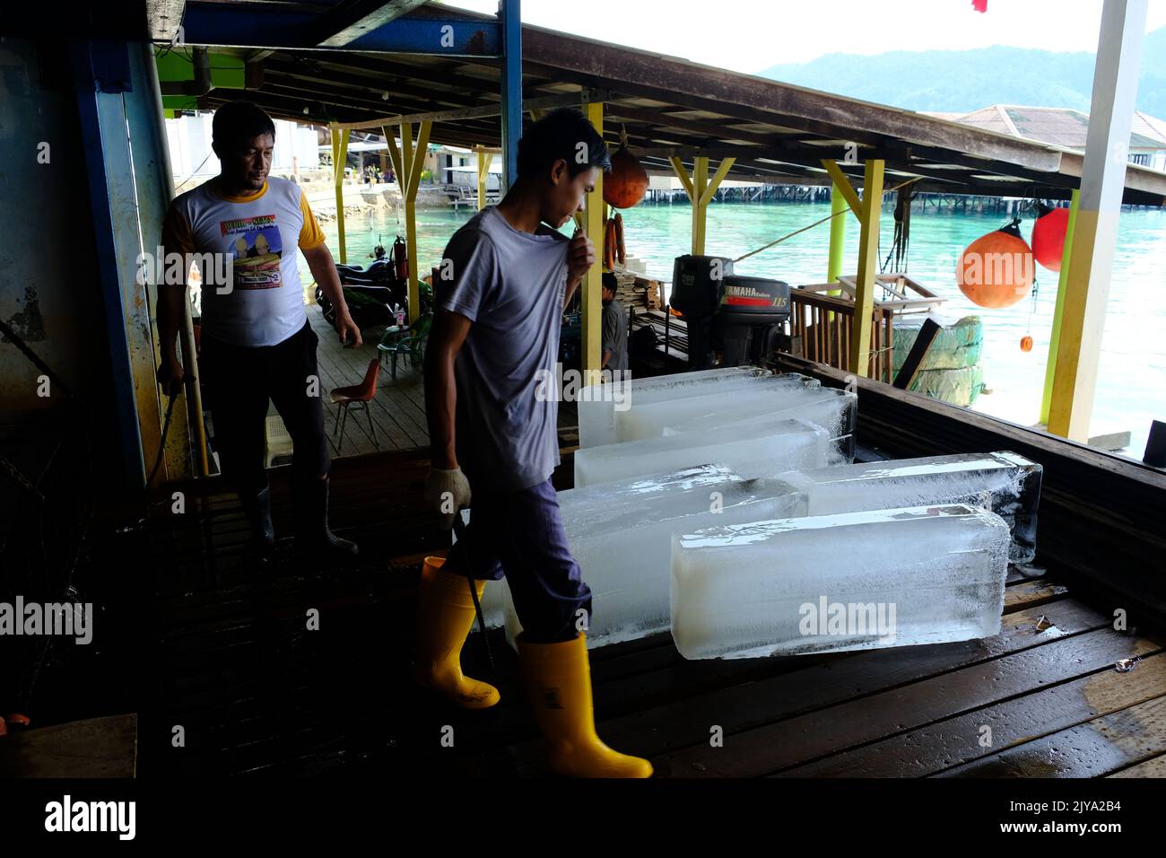 Indonesia Islas Anambas - Terempa Fabricación de hielo para la industria pesquera Foto de stock