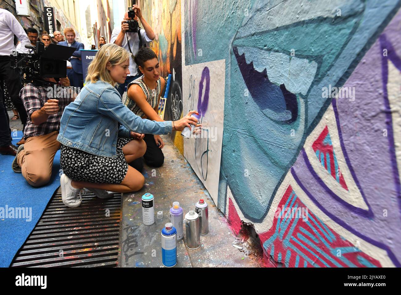 El jugador de cricket femenino Ellyse Perry (centro izquierda) pone los