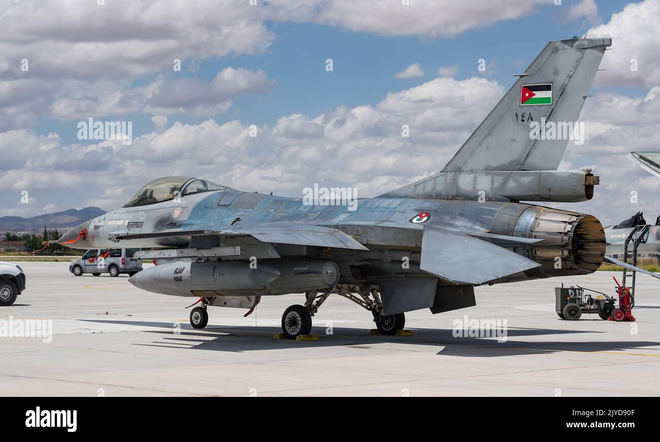 KONYA, TURKIYE - 30 DE JUNIO de 2022: Dinámica General de la Fuerza Aérea de Jordania F-16AM Fighting Falcon (6H-76/M13-37) en el aeropuerto de Konya durante Anatolian EA Foto de stock