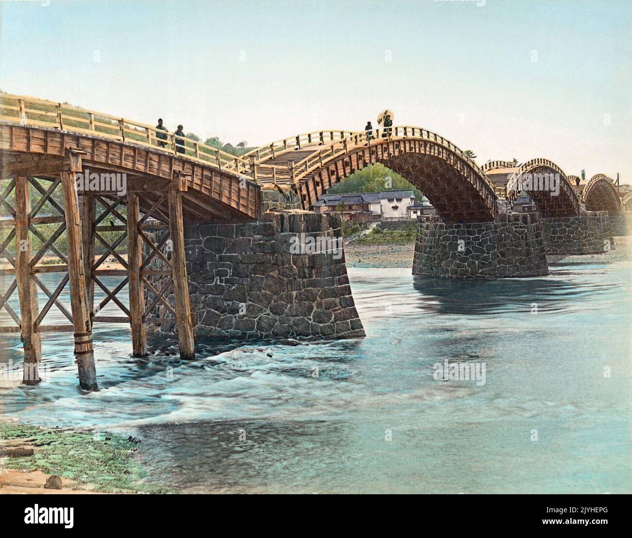 Japón: Kintai Bashi o Soroban Bashi, Iwakuni, Prefectura de Yamaguchi. Foto de Kusakabe Kimbei (1841-1934), c. 1880-1899. El puente Kintai es un puente histórico de arco de madera, en la ciudad de Iwakuni, en la prefectura de Yamaguchi. El puente fue construido en 1673, abarcando el río Nishiki en una serie de cinco arcos de madera, y el puente está situado a los pies del Monte Yokoyama, en la cima del cual se encuentra el Castillo Iwakuni. Declarado tesoro nacional en 1922, el parque Kikkou, que incluye el puente y el castillo, es uno de los destinos turísticos más populares de Japón. Foto de stock