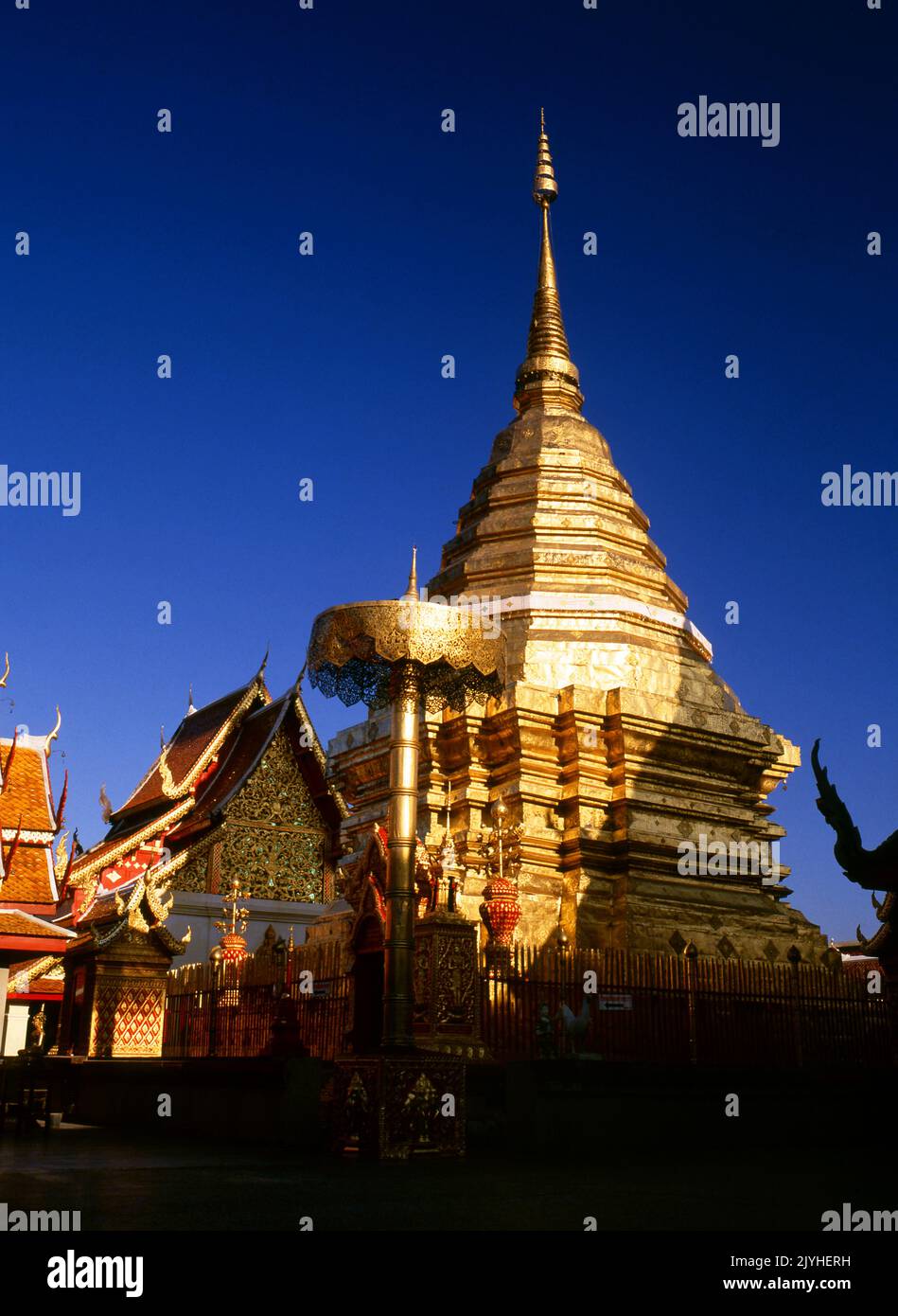 Tailandia: Wat Phrathat Doi Suthep, un templo budista Theravada situado en Doi Suthep (montaña Suthep), con vistas a la ciudad de Chiang Mai. El magnífico chedi dorado, que data del siglo 16th, ofrece magníficas vistas a través del valle de Chiang Mai hasta el río Ping. El rey Mengrai fundó la ciudad de Chiang Mai (que significa 'nueva ciudad') en 1296, y sucedió a Chiang Rai como capital del reino Lanna. Foto de stock
