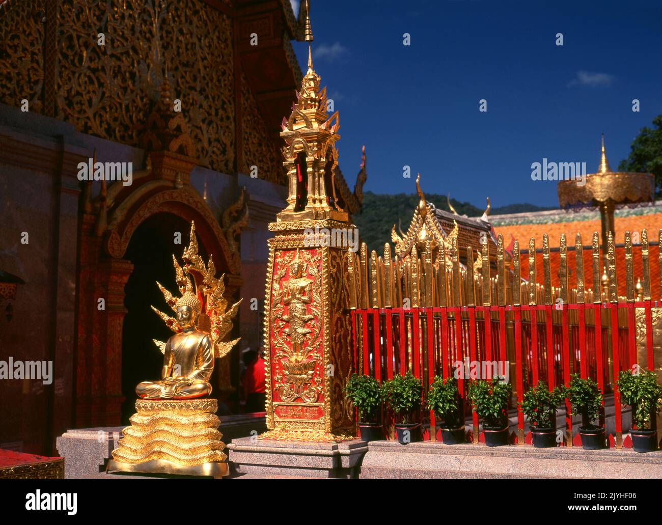 Tailandia: Wat Phrathat Doi Suthep, un templo budista Theravada situado en Doi Suthep (montaña Suthep), con vistas a la ciudad de Chiang Mai. El magnífico chedi dorado, que data del siglo 16th, ofrece magníficas vistas a través del valle de Chiang Mai hasta el río Ping. El rey Mengrai fundó la ciudad de Chiang Mai (que significa 'nueva ciudad') en 1296, y sucedió a Chiang Rai como capital del reino Lanna. Foto de stock