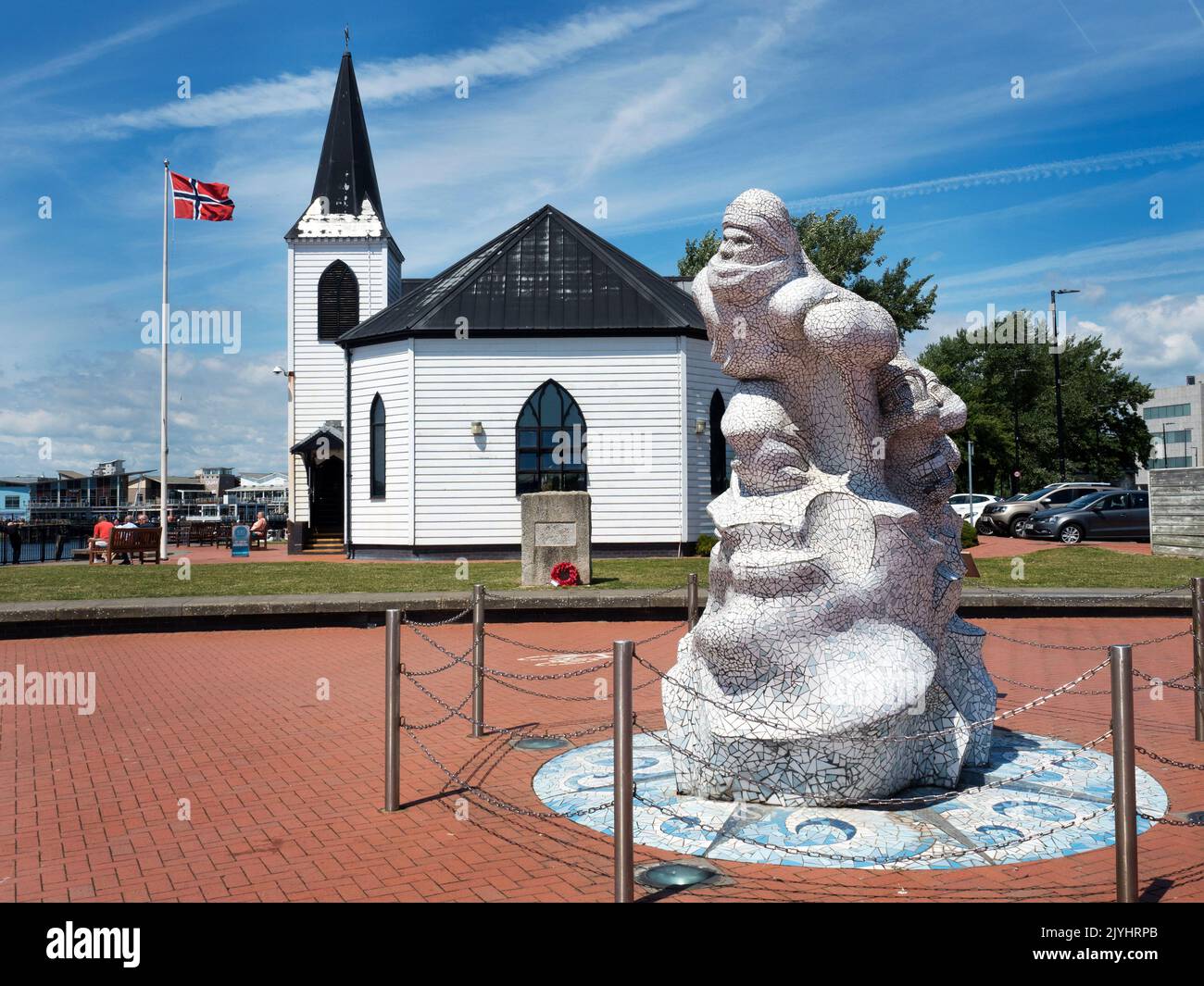 El Centro Noruego de Artes de la Iglesia y el Monumento a Scott Antarctic en Cardiff Bay, Gales Foto de stock