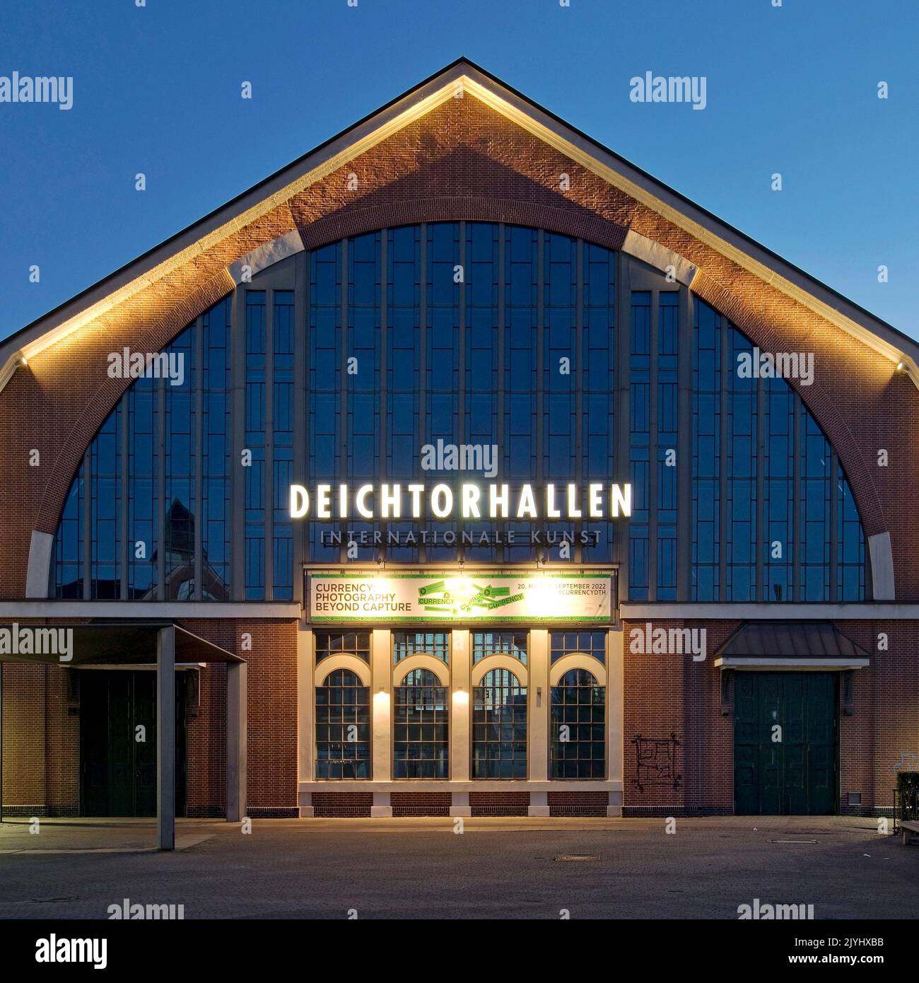 Deichtorhallen por la noche, sala de exposiciones de arte contemporáneo, Alemania, Hamburgo Foto de stock