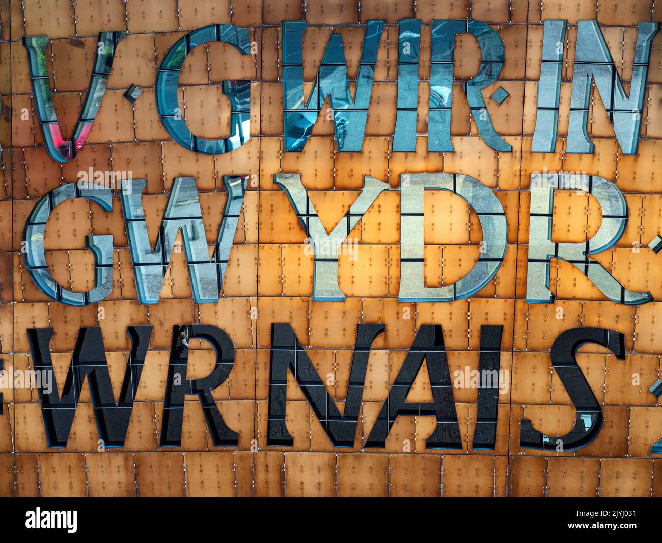 Detalle de la inscripción de poesía de Gwyneth Lewis en el centro de arte del Wales Millennium Centre en Cardiff Bay, Cardiff, Gales Foto de stock