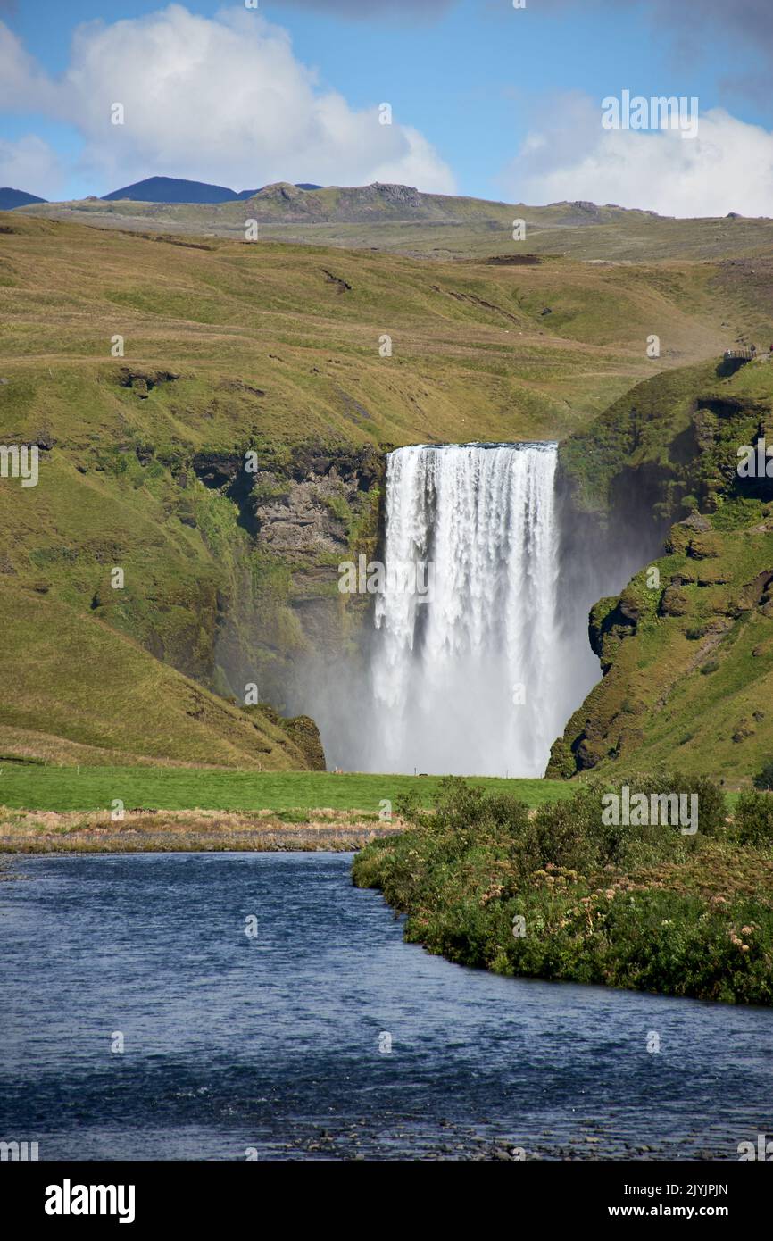 Skogafoss cascada y río en verde paisaje, Skógar, Islandia Foto de stock