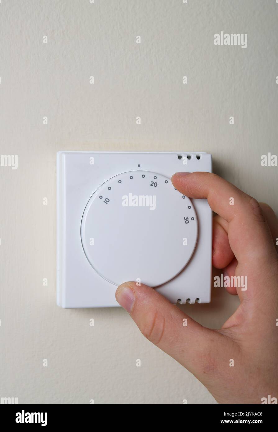 Bajar el termostato de la calefacción central para ahorrar energía y reducir las facturas en el Reino Unido Foto de stock