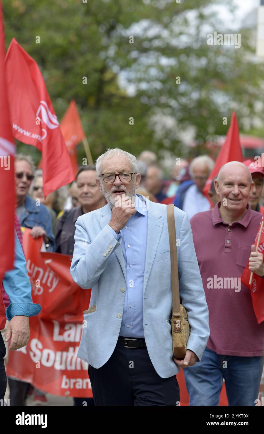 Jeremy Corbyn MP (Independiente, ex líder laborista) en una manifestación apoyando a los conductores de autobuses en huelga en Londres, Westminster el 2022 de septiembre Foto de stock