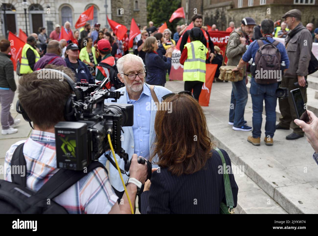Jeremy Corbyn MP (Independiente, ex líder laborista) fue entrevistado en una manifestación apoyando a los conductores de autobuses en huelga en Londres, Westminster el 2022 de septiembre Foto de stock