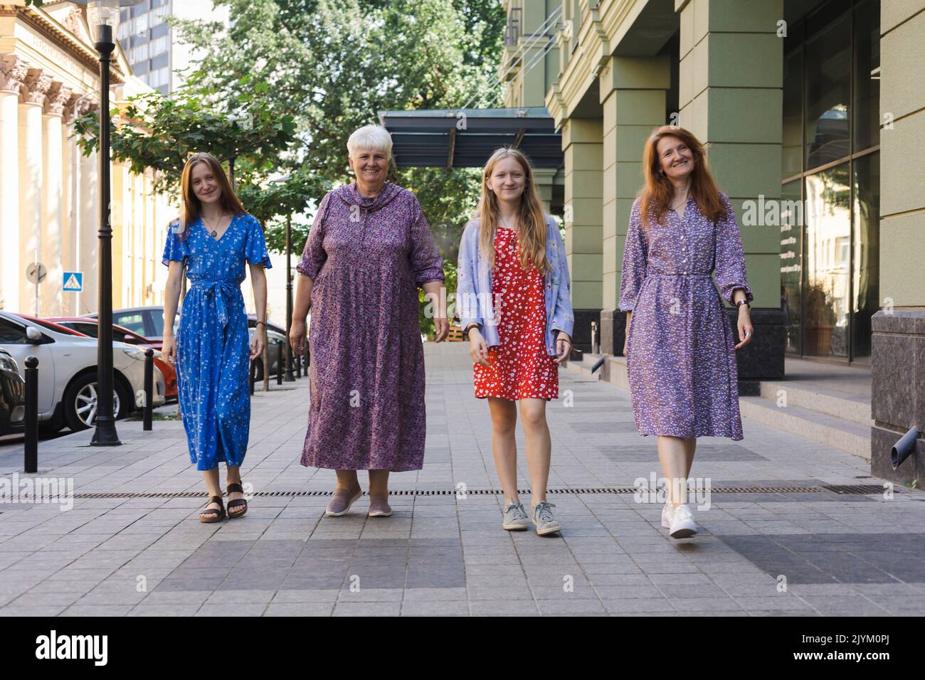 feliz generación femenina - madre, abuela, nietas Foto de stock