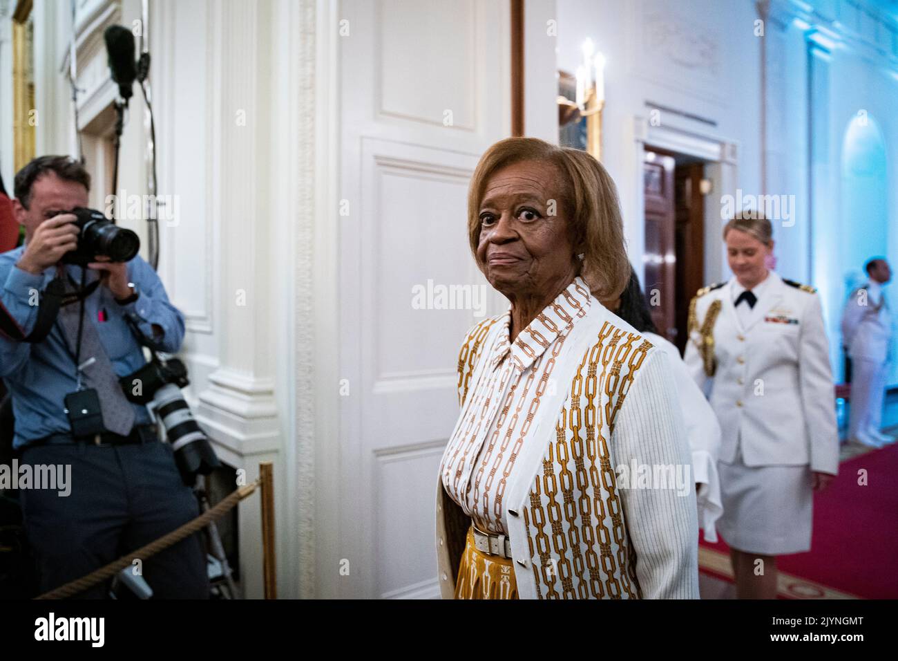 Marian Robinson, madre de Michelle Obamas, llega antes de los retratos  oficiales de la Casa Blanca del ex presidente de Estados Unidos Barack Obama  y de la ex primera dama Michelle Obama