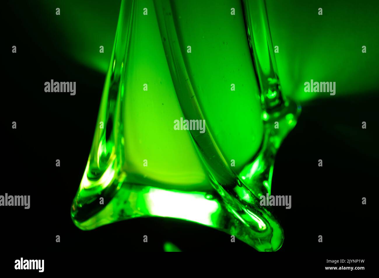 Foto de cerca de una estructura de vidrio verde, es como una pequeña capacidad, que contiene mucha energía en su interior. Foto de stock