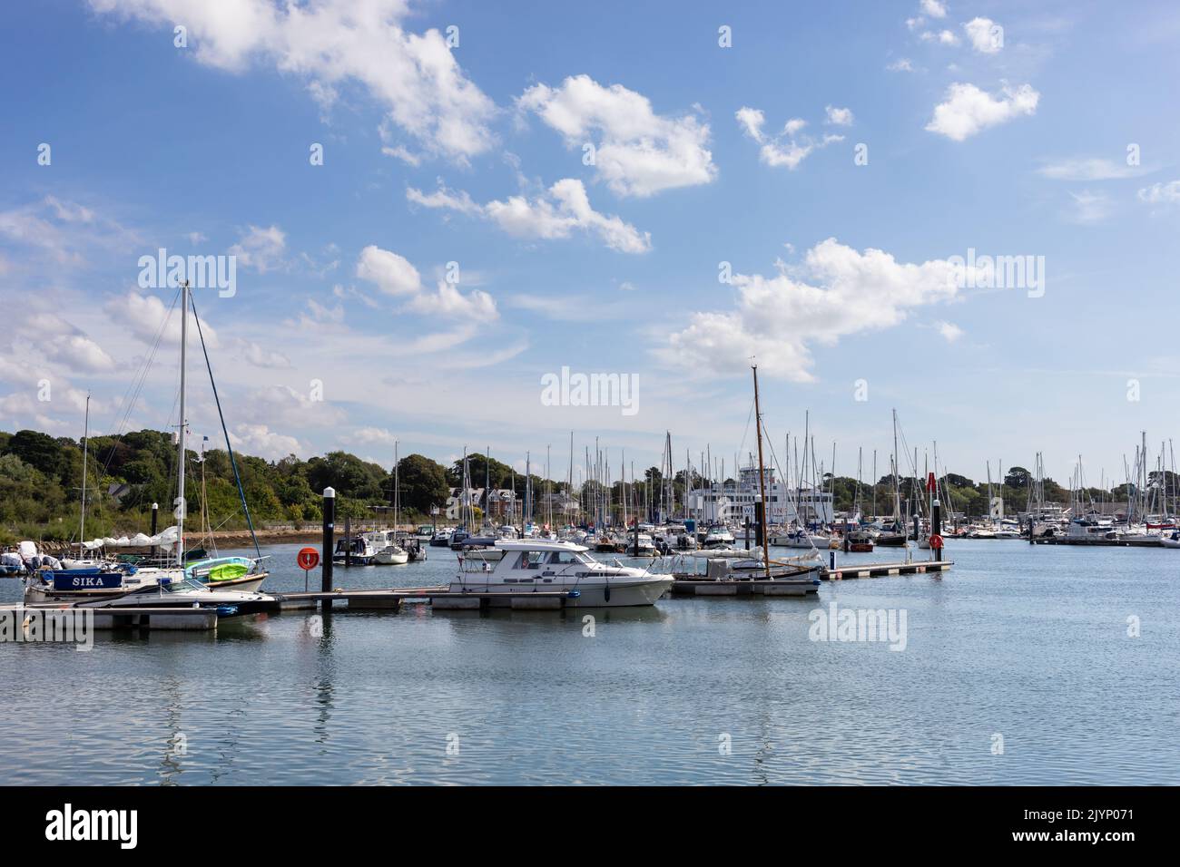 Barcos en Lymington Harbour, Hampshire, Inglaterra Foto de stock