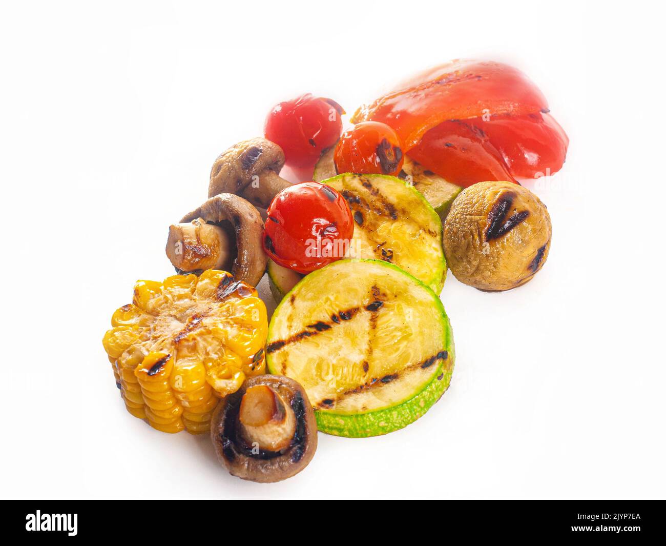 Deliciosas verduras listas para comer a la parrilla sobre fondo blanco aislado Foto de stock