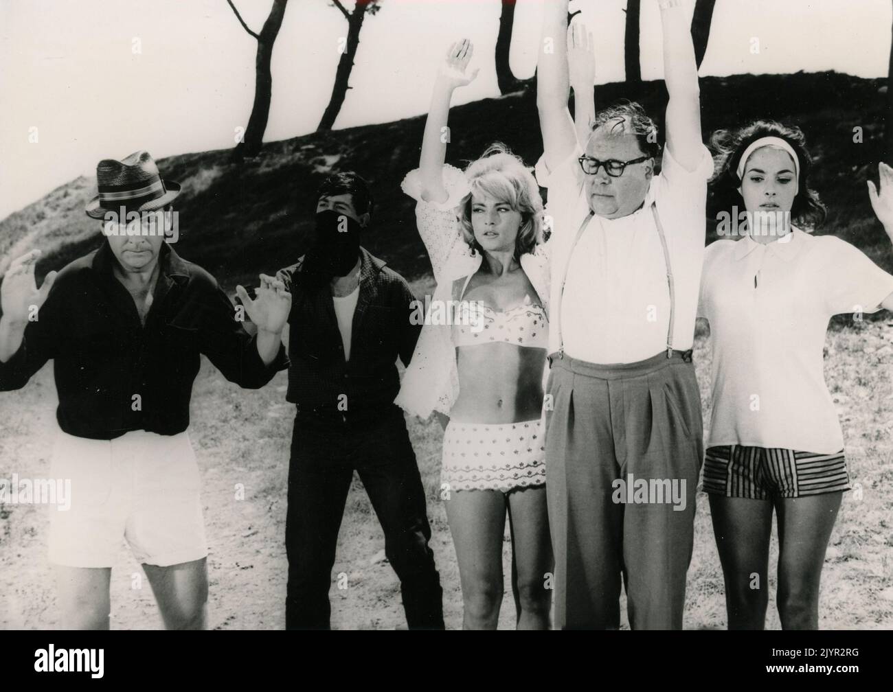 Los actores alemanes Heinz Erhardt, Ann Smyrner, Harald Juhnke, y Karin Dor en la película Mimi Never Goes to Bed without a Thriller, Alemania 1962 Foto de stock