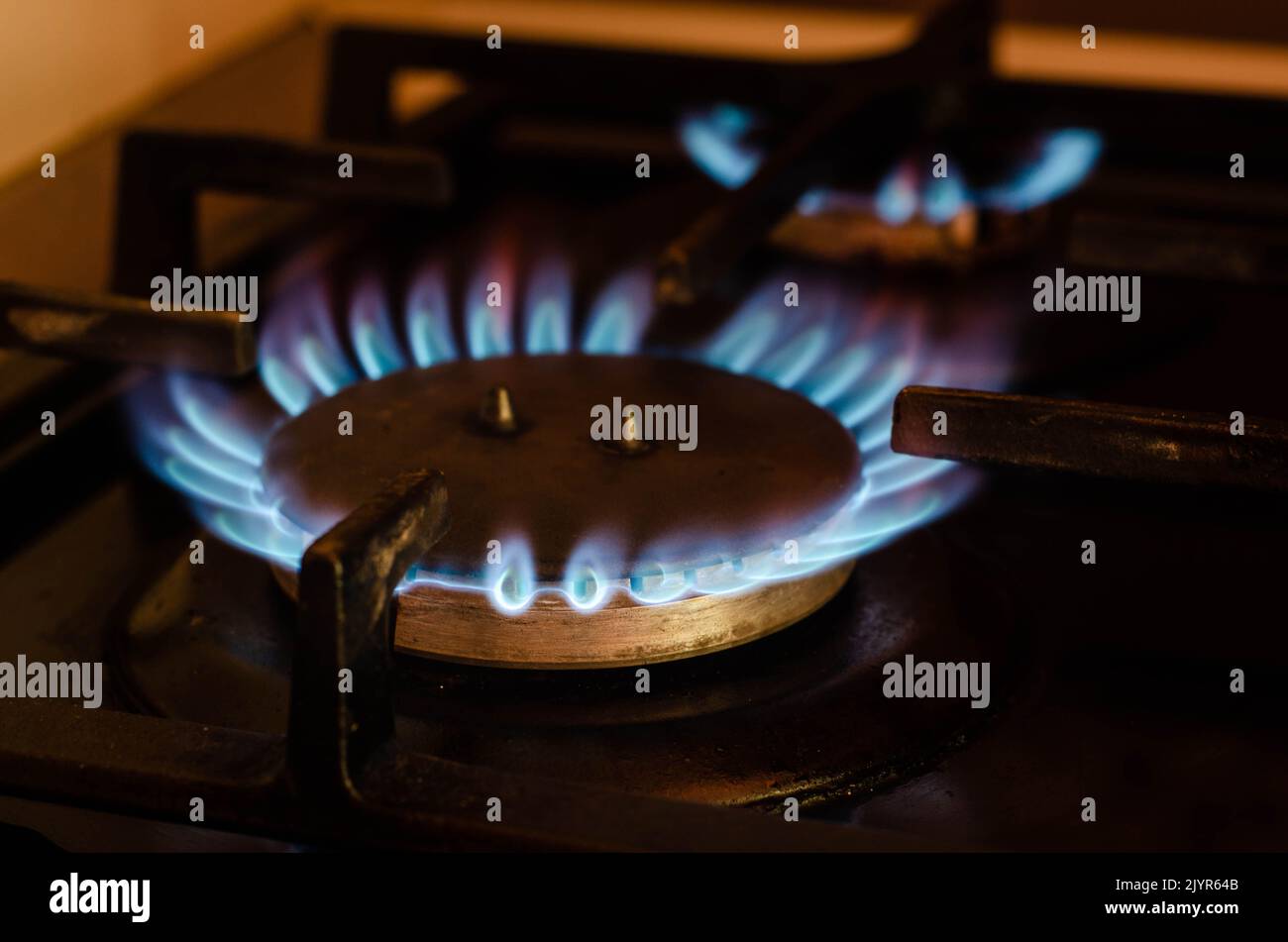 Estufas. Sala de cocina. Estufa de gas con llamas de gas propano ardiendo.  Concepto de recursos industriales y economía Fotografía de stock - Alamy