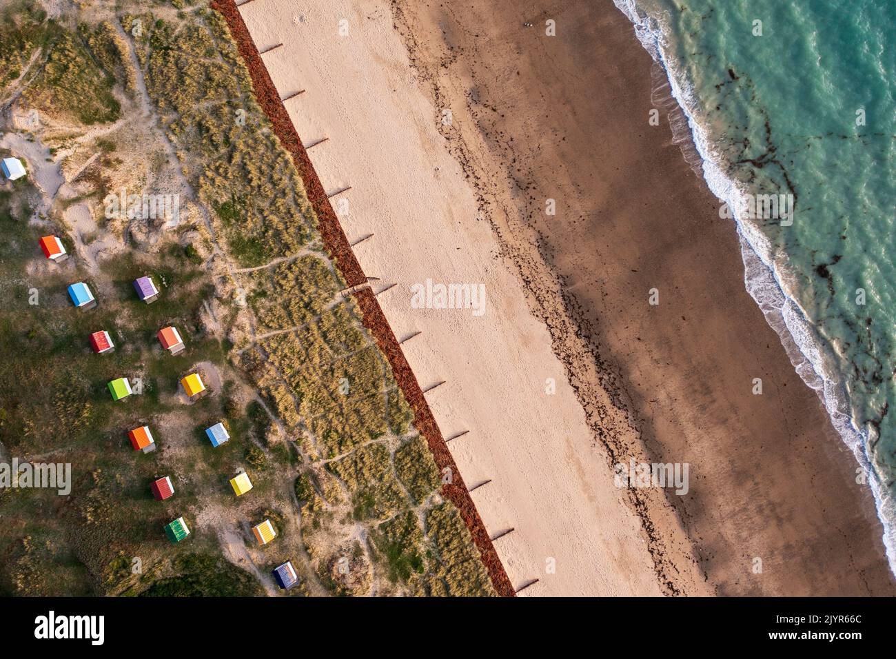Vista aérea de las cabañas de playa en Gouville sur mer, La Mancha, Cotentin, Francia Foto de stock