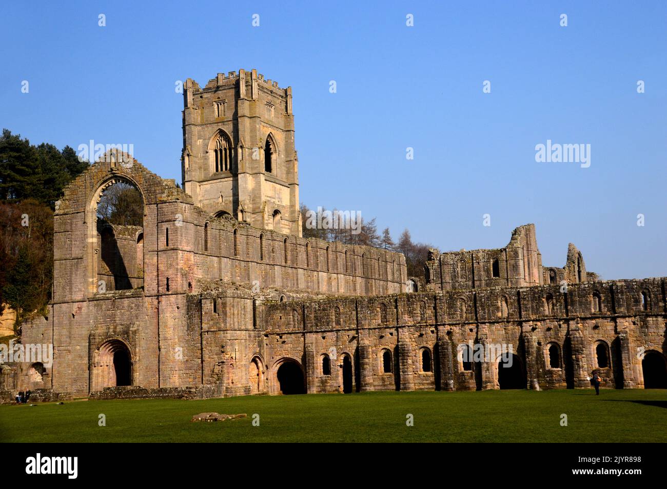 Las Ruinas de la Capilla, el Campanario y el Celarium en Fountains Abbey y Studley Royal Water Garden, North Yorkshire, Inglaterra, Reino Unido. Foto de stock