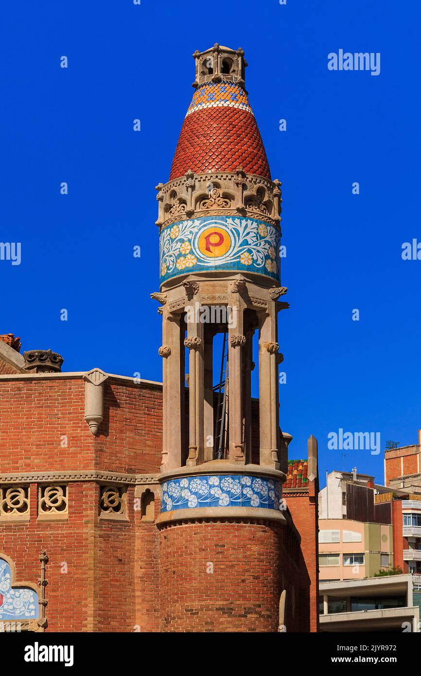 BARCELONA, ESPAÑA - 12 DE MAYO de 2017: Esta torre es fragmento arquitectónico de uno de los pabellones del antiguo hospital Sant Pau. Foto de stock
