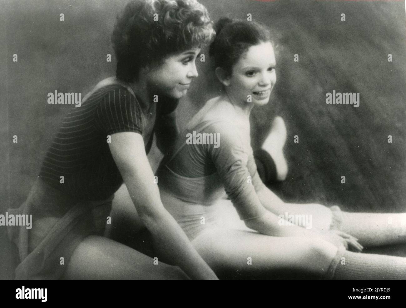 Las actrices Mary Tyler Moore y la niña Katherine Healy en la película Six Weeks, USA 1982 Foto de stock