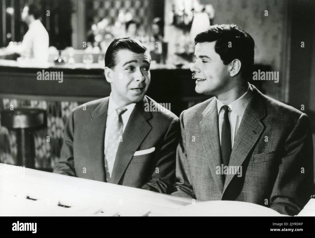 Actores Bully Buhlan y Walter Giller en la película Ich und meine Schwiegersohne, Alemania 1956 Foto de stock