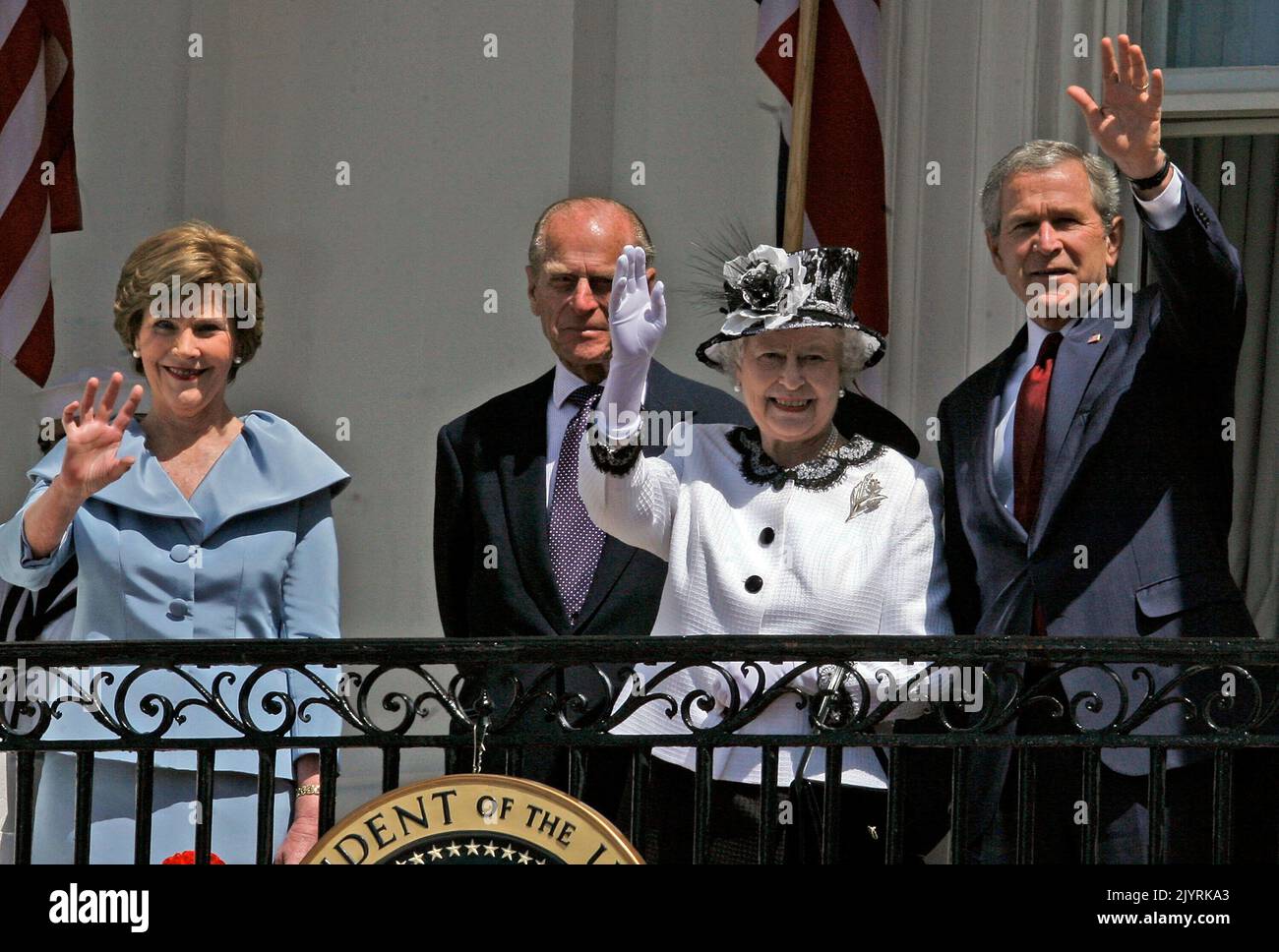 Washington, DC. 7th de mayo de 2007. WASHINGTON - 07 DE MAYO: S.A.R. la Reina Isabel II (2nd-R) ondea mientras está de pie con el Presidente de los Estados Unidos George W. Bush (R), el Príncipe Philip, el Duque de Edimburgo (2nd-L) y Laura Bush durante la ceremonia en el South Lawn de la Casa Blanca el 7 de mayo de 2007 en Washington, DC. La Reina Isabel II y el Príncipe Felipe, el Duque de Edimburgo, están en un viaje de seis días a los Estados Unidos. (Foto de Mark Wilson/Getty Images) Crédito: dpa/Alamy Live News Foto de stock