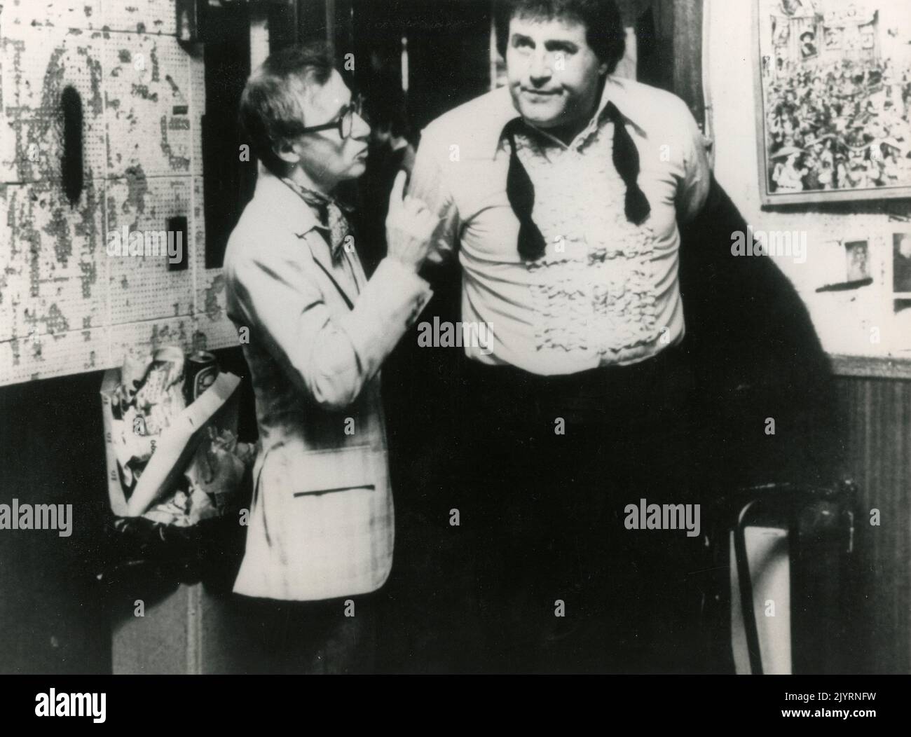El director y actor estadounidense Woody Allen y el actor Nick Apollo Forte en la película Broadway Danny Rose, USA 1984 Foto de stock