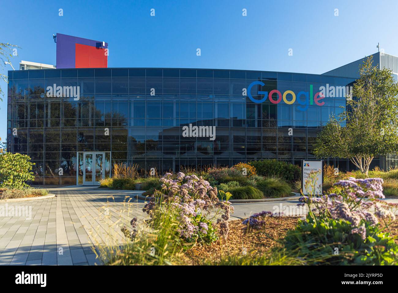 MOUNTAIN VIEW, CALIFORNIA, EE.UU. - AGOSTO 29: Vista exterior de Googleplex el 29 de agosto de 2022. Google es una corporación americana que se especializa en Internet Foto de stock