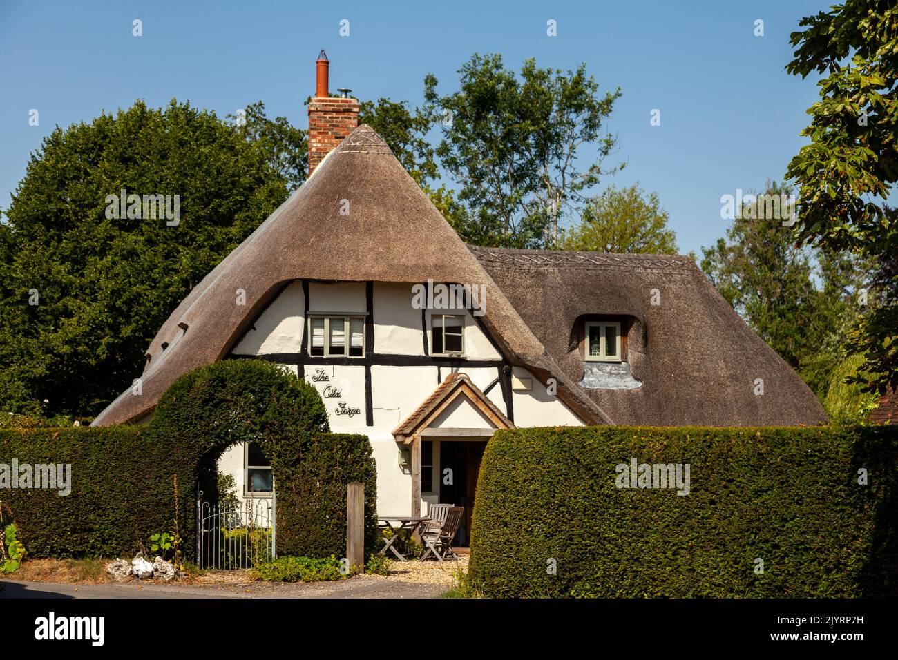 Una casa de campo con techo de paja en Nether Wallop, Hampshire Foto de stock