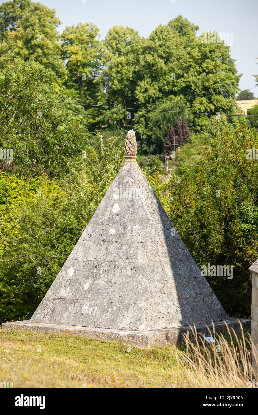 Un monumento a la pirámide en la iglesia de St Andrews, Nether Wallop, Hampshire Foto de stock