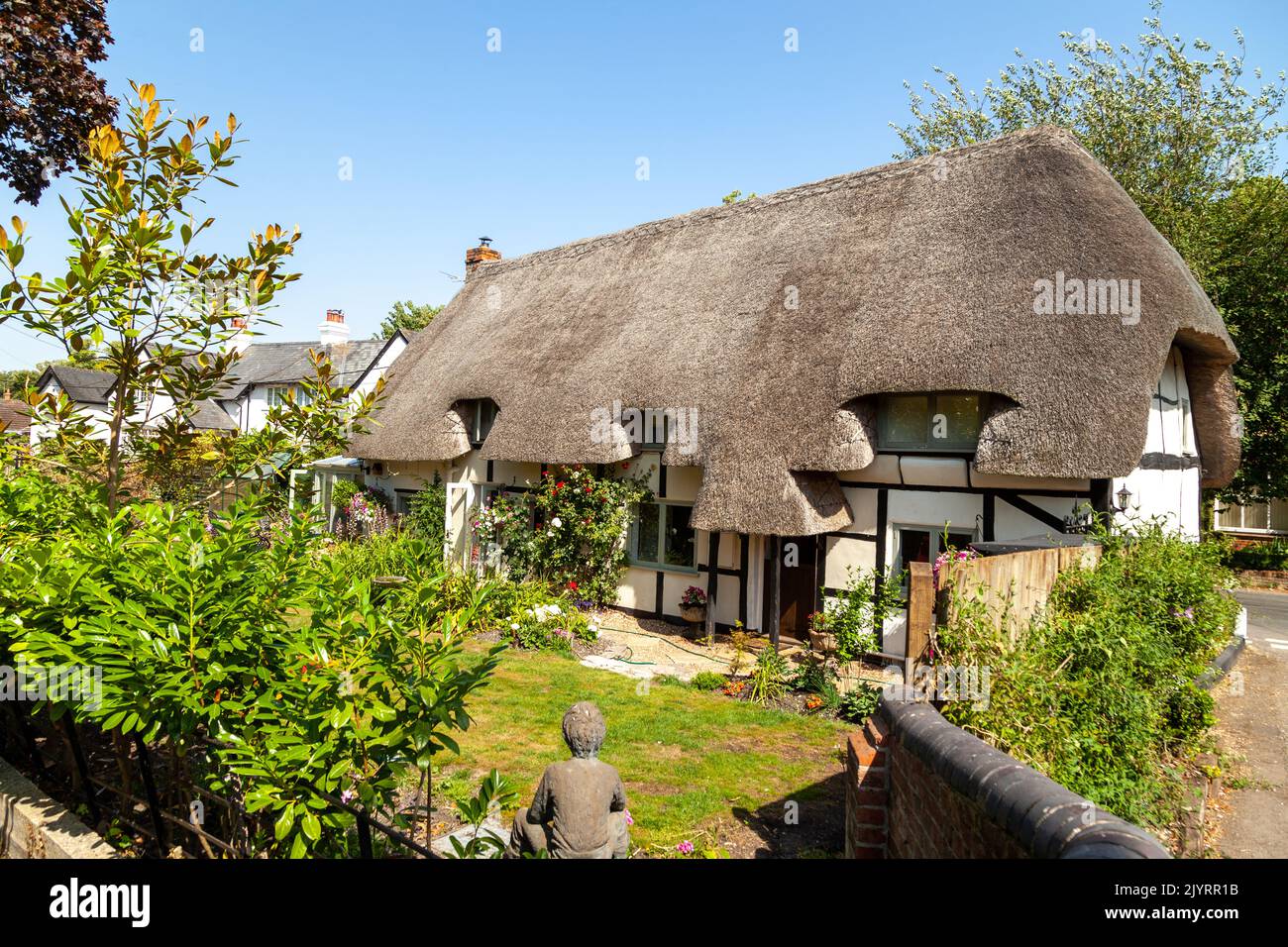 Una hermosa casa de campo con techo de paja en el pequeño pueblo de Hampshire, Nether Wallop Foto de stock