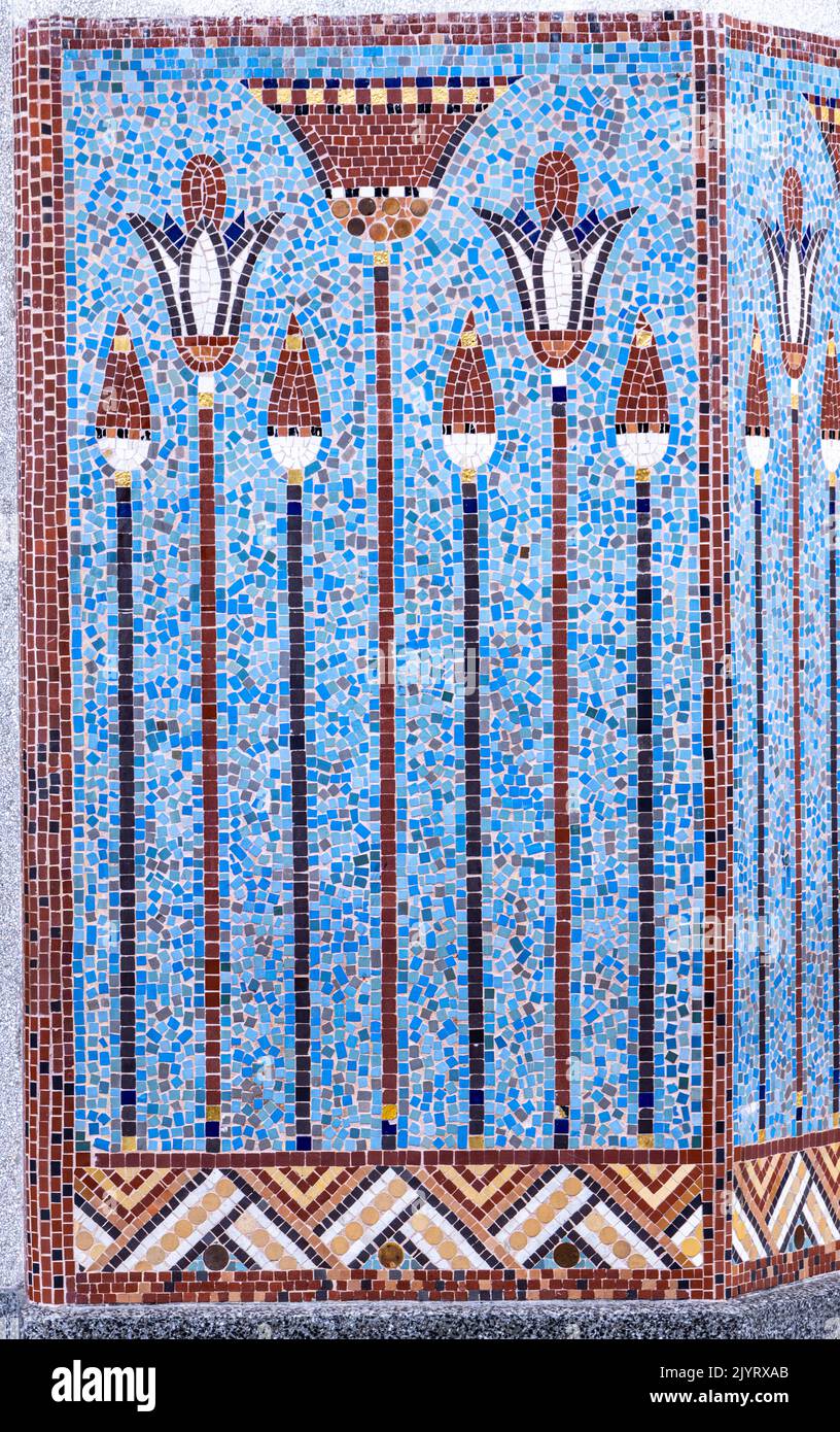 Detalle de decoración de mosaicos, exterior, cine neo-egipcio Le Louxor, París, Francia Foto de stock