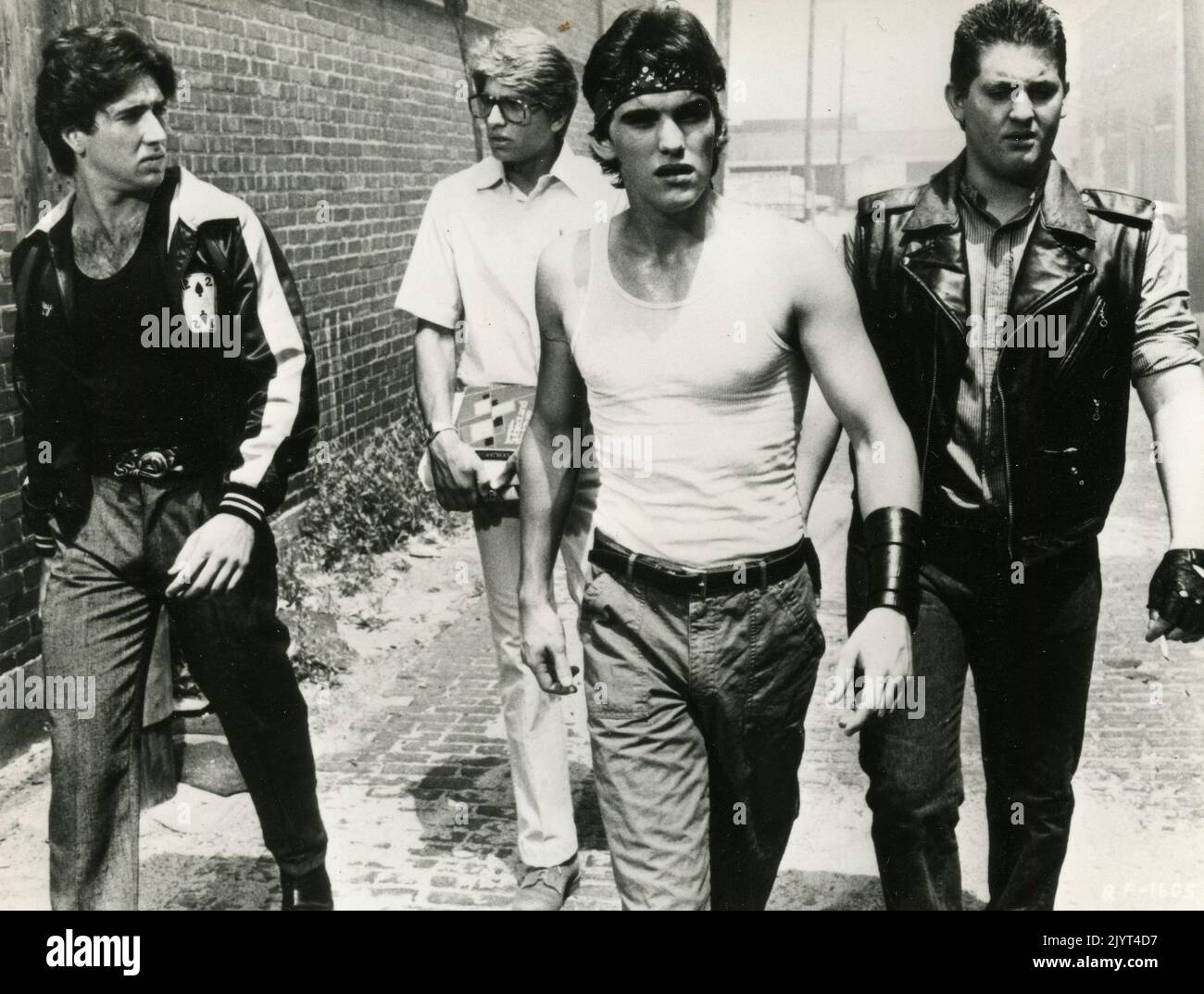 Los actores americanos Nicholas Cage, Vincent Spano, Matt Dillon, y Chris Penn en la película Rumble Fish, USA 1983 Foto de stock