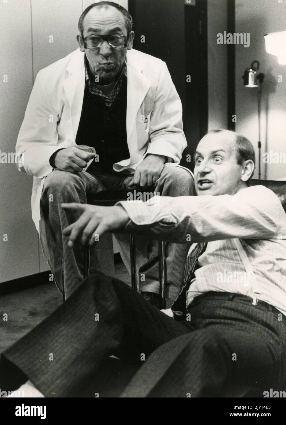 El actor alemán Siegried W. Kernen y Charles Regnier en la película Non Stop Trouble with Spies (Der Schnuffler), Alemania 1983 Foto de stock