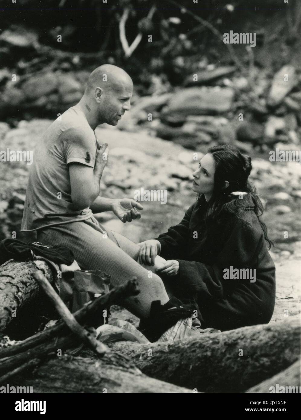 La actriz estadounidense Madeleine Stowe y el actor Bruce Willis en la película 12 Monkeys, USA 1995 Foto de stock