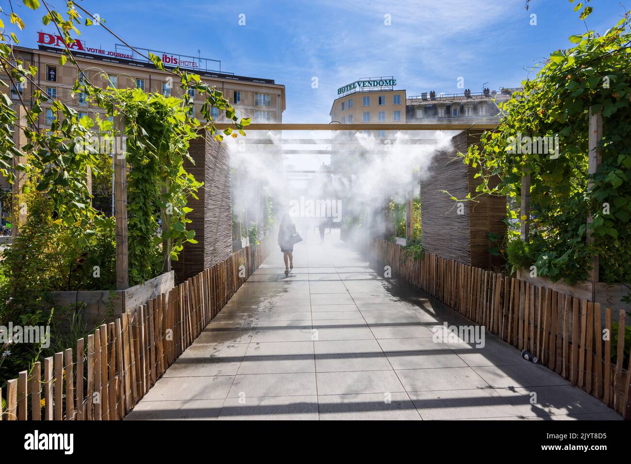 Nebulizador en las calles de Estrasburgo, Bajo Rin, verano, Francia Foto de stock