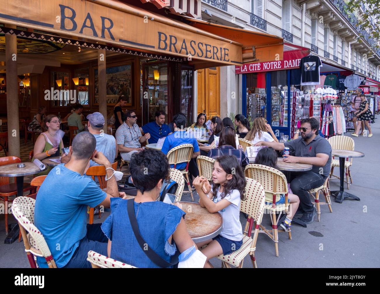 Clientes en mesas al aire libre, Quasimodo brasserie, 11 Rue d'Arcole, 75004 París, Francia Foto de stock