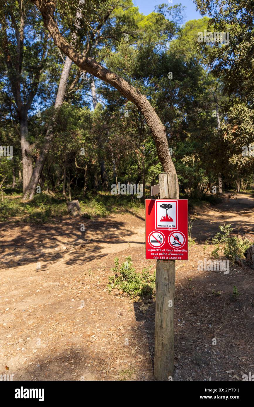 Signo de prevención de incendios forestales en la isla de Porquerolles, Var, Francia Foto de stock